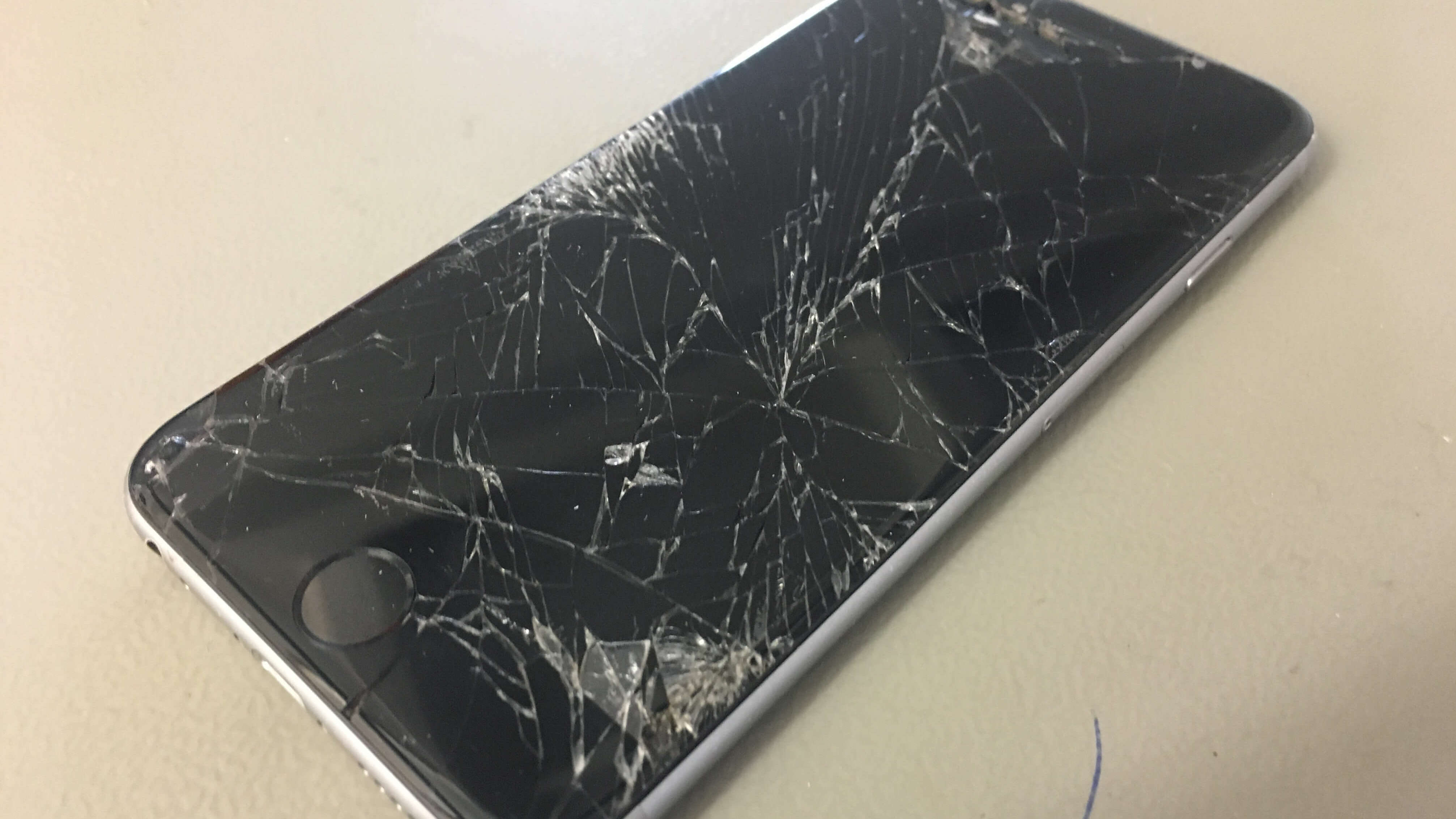 Smartphone gegen Schäden und Diebstahl versichern Smartphone gegen Schäden und Diebstahl versichern