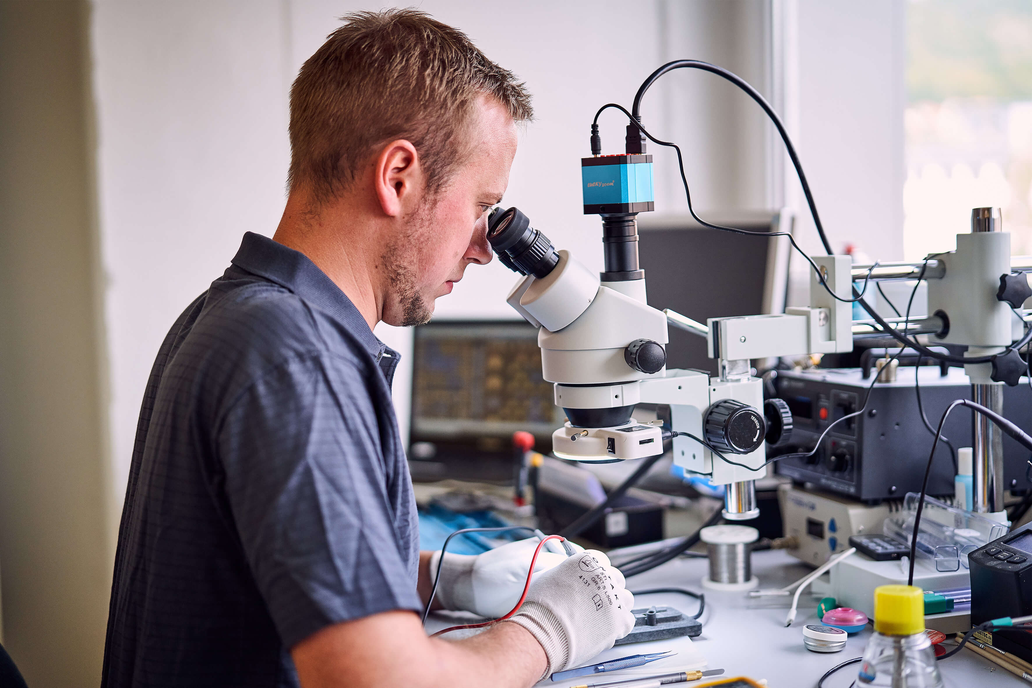 Reparatur bis auf kleines Komponentenebene durch ausgebildetes Personal in der Löttechnik